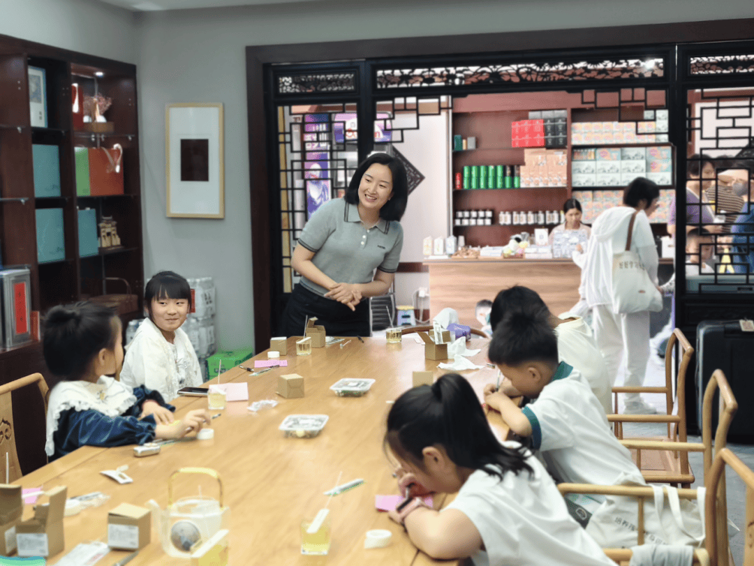 “以香传情·手作感恩”母亲节主题社教活动开元棋牌以传统工艺致敬母爱——中徽博举办(图2)